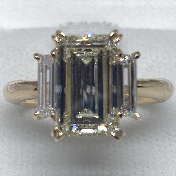 ダイヤモンドの最新買取相場K18YG 2.56ct VLY VS2 ステップカット ダイヤ リング